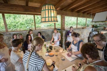 cooking class in tuscany farmhouse
